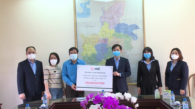Bảo hiểm Quân đội trao quà tặng 100 triệu đồng cho y, bác sỹ CDC tỉnh Hải Dương