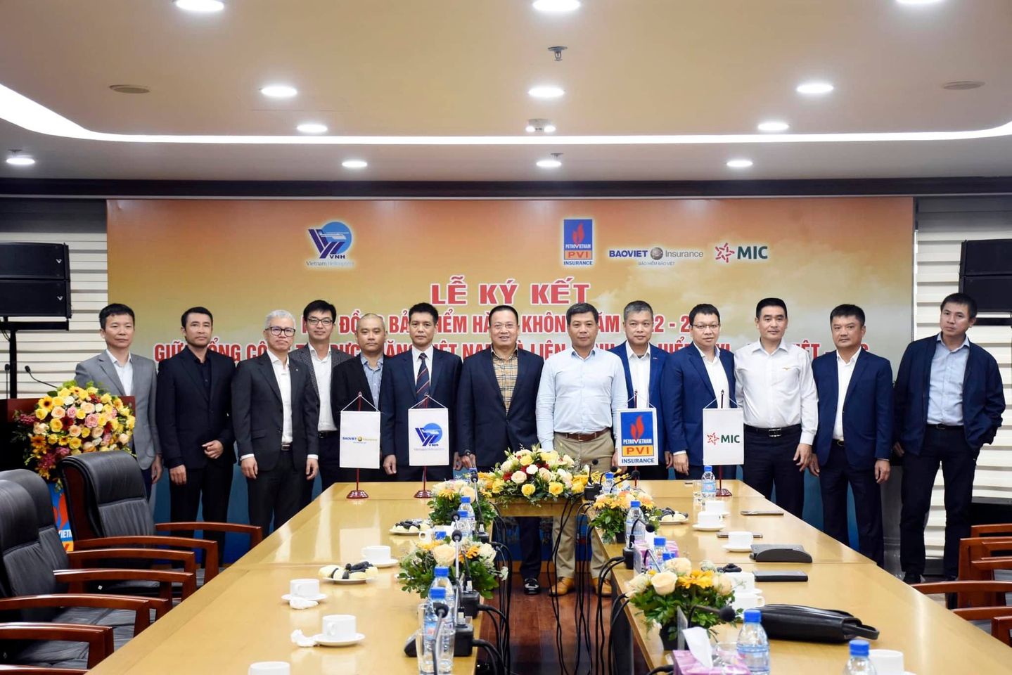 MIC ký kết hợp đồng bảo hiểm hàng không với Tổng Công ty trực thăng Việt Nam