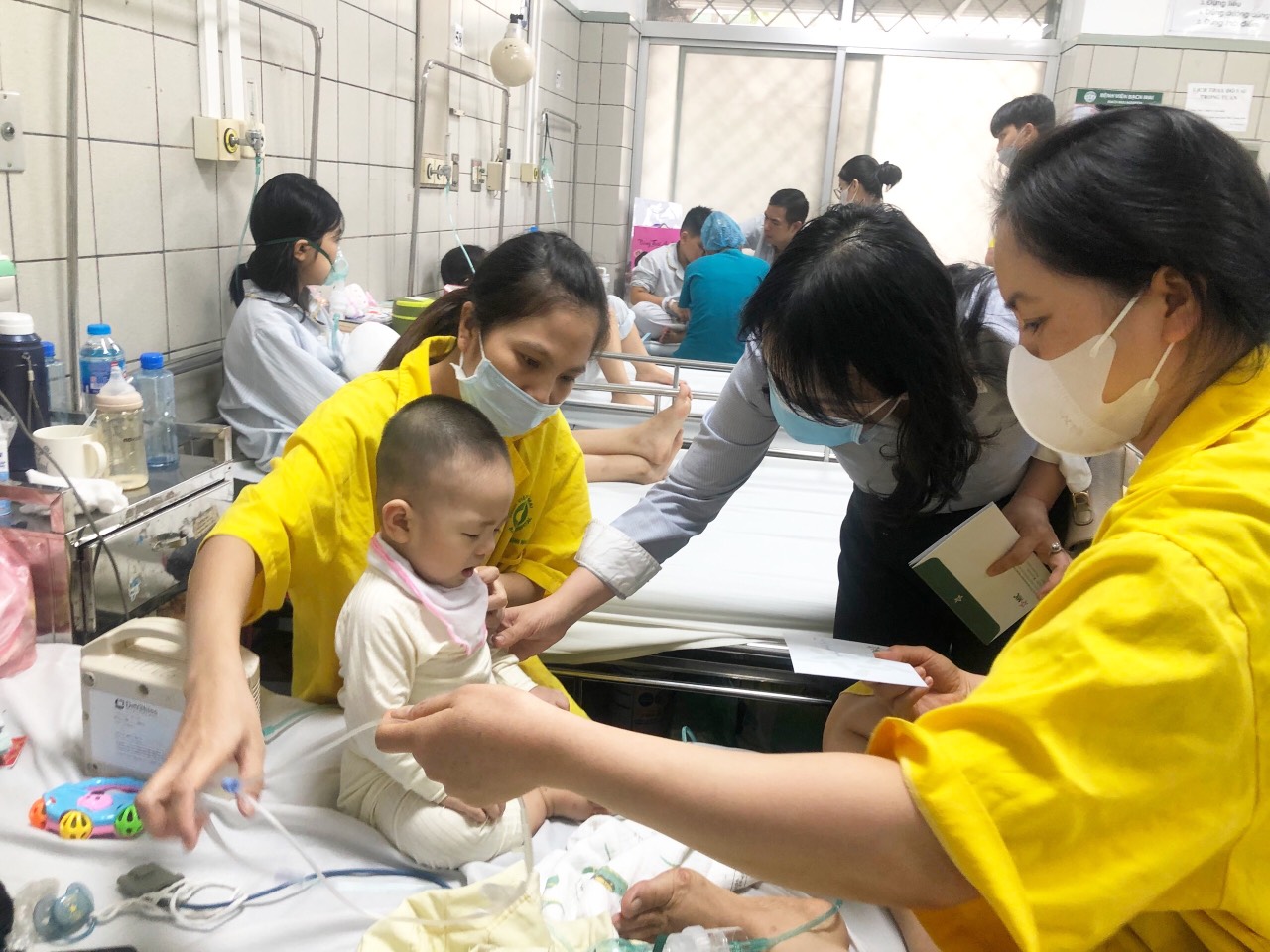 Bảo hiểm Quân đội thăm hỏi các nạn nhân vụ hỏa hoạn chung cư mini Khương Hạ