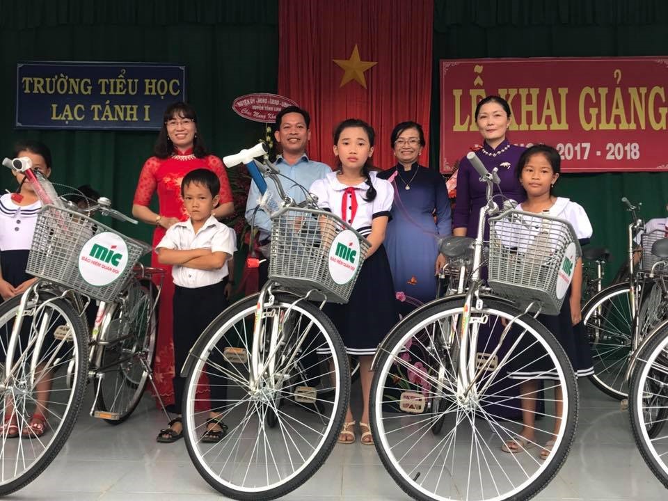 CÔNG TY BẢO HIỂM MIC BÌNH THUẬN TRAO TẶNG 15 XE ĐẠP CHO HỌC SINH VƯỢT KHÓ HỌC GIỎI