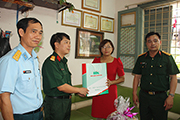 MIC thăm hỏi, tặng quà gia đình hai phi công Liệt sỹ Quân chủng PKKQ
