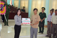 MIC trao 50 triệu đồng tiền bảo hiểm tai nạn quân nhân cho gia đình Liệt sỹ đồn biên phòng Mường Nhé, Điện Biên
