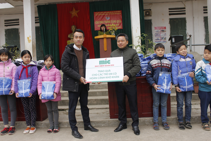 MIC và Báo Tuổi trẻ Thủ đô thăm, tặng quà thiếu nhi và các gia đình có hoàn cảnh khó khăn tại huyện Mỹ Đức
